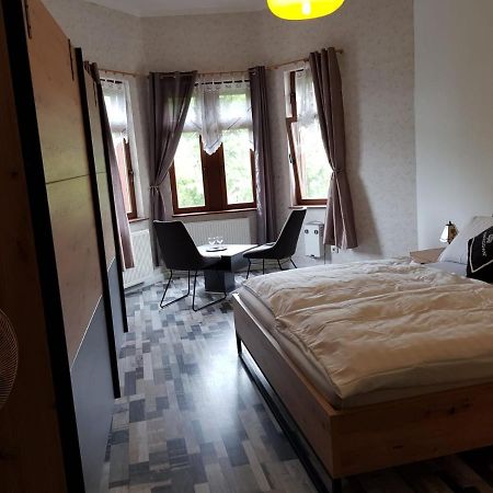 Hotelzimmer Im Alten Reihenhaus Auf Der Stadtmauer บาคาราค ภายนอก รูปภาพ