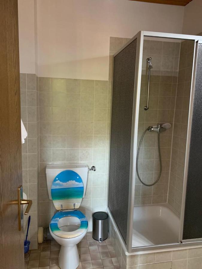 Hotelzimmer Im Alten Reihenhaus Auf Der Stadtmauer บาคาราค ภายนอก รูปภาพ