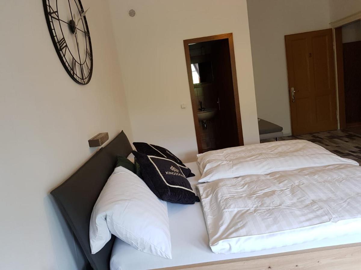 Hotelzimmer Im Alten Reihenhaus Auf Der Stadtmauer บาคาราค ภายนอก รูปภาพ