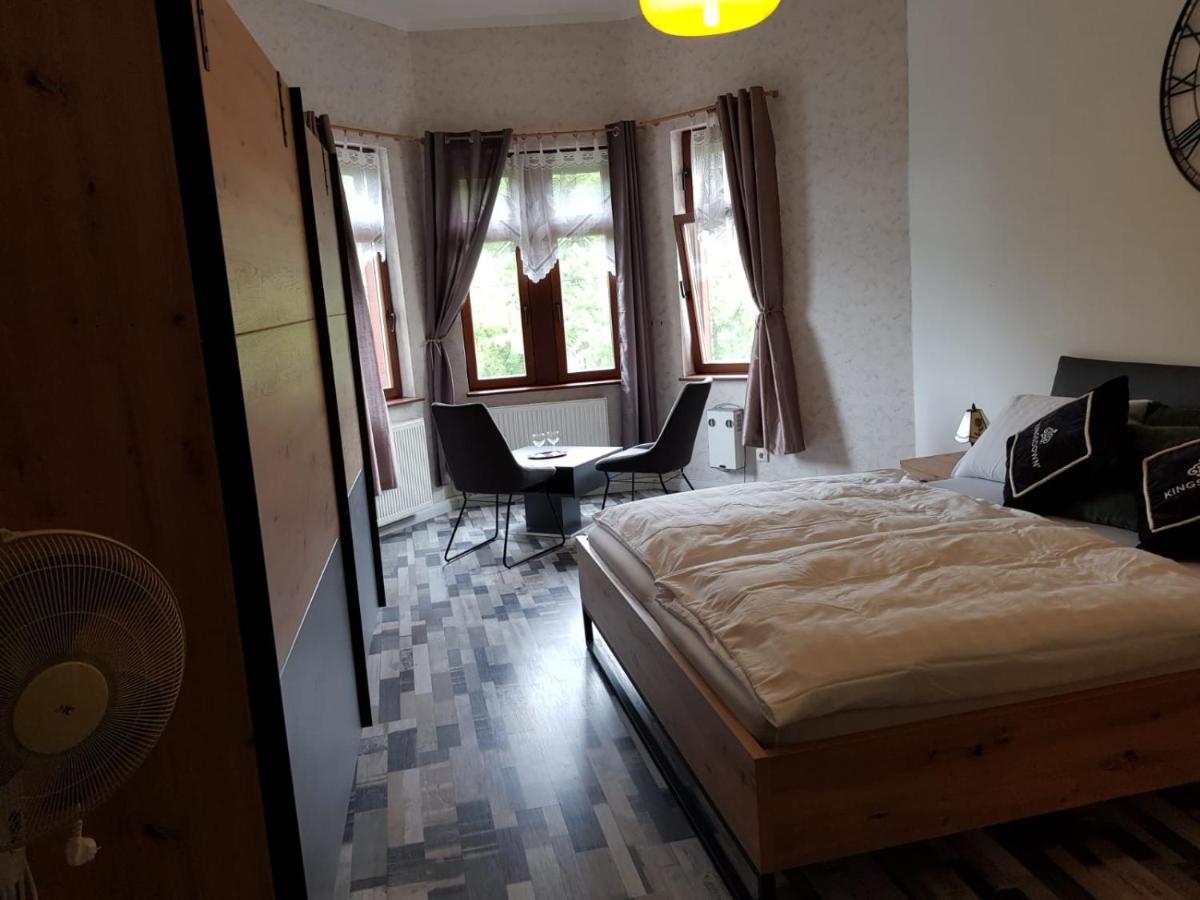 Hotelzimmer Im Alten Reihenhaus Auf Der Stadtmauer บาคาราค ภายนอก รูปภาพ